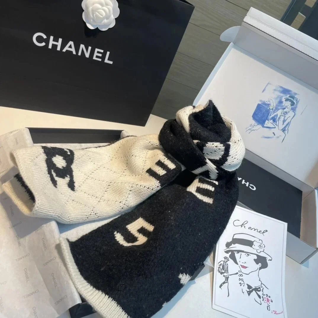 Chanel CC Logo Cashmere Knit Scarf Black White
